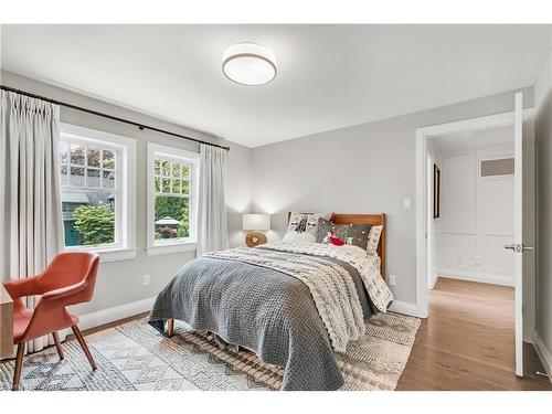 61 Oak Knoll Drive, Hamilton, ON - Indoor Photo Showing Bedroom