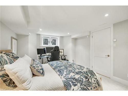 61 Oak Knoll Drive, Hamilton, ON - Indoor Photo Showing Bedroom