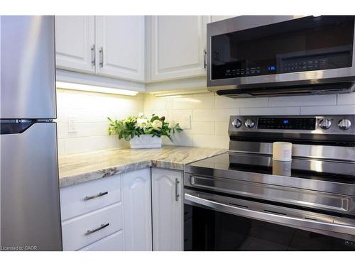 119 Hume Drive, Cambridge, ON - Indoor Photo Showing Kitchen With Upgraded Kitchen