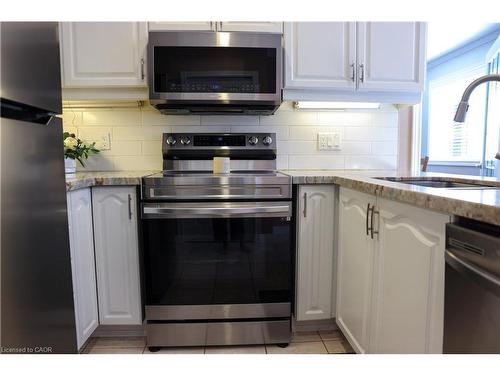 119 Hume Drive, Cambridge, ON - Indoor Photo Showing Kitchen With Upgraded Kitchen