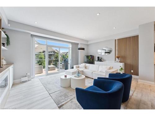 16-271 Grey Silo Road, Waterloo, ON - Indoor Photo Showing Living Room