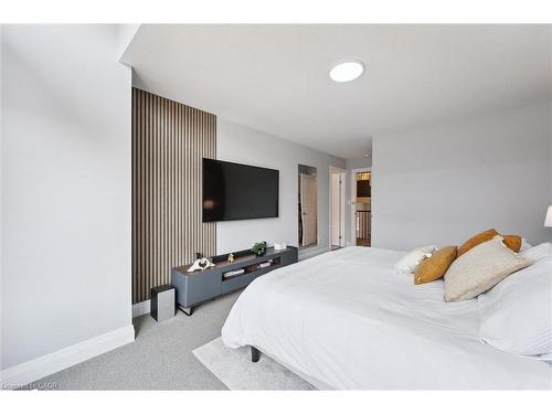 16-271 Grey Silo Road, Waterloo, ON - Indoor Photo Showing Bedroom