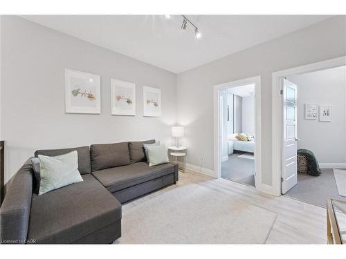 16-271 Grey Silo Road, Waterloo, ON - Indoor Photo Showing Living Room
