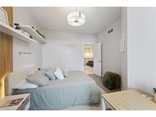 16-271 Grey Silo Road, Waterloo, ON - Indoor Photo Showing Bedroom