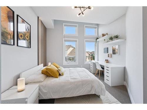 16-271 Grey Silo Road, Waterloo, ON - Indoor Photo Showing Bedroom