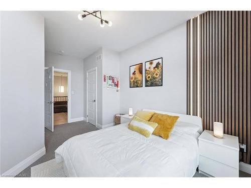 16-271 Grey Silo Road, Waterloo, ON - Indoor Photo Showing Bedroom