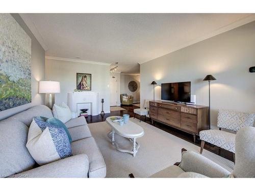 505-265 Westcourt Place, Waterloo, ON - Indoor Photo Showing Living Room