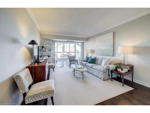 505-265 Westcourt Place, Waterloo, ON - Indoor Photo Showing Living Room