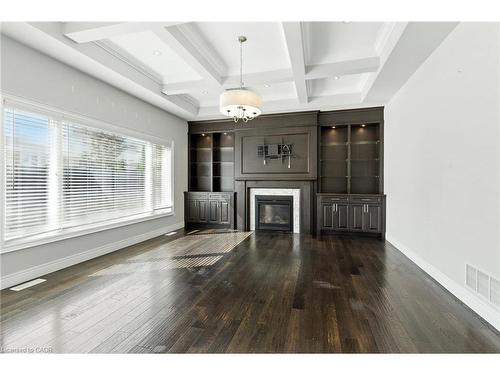 43 Riesling Court, Hamilton, ON - Indoor Photo Showing Living Room With Fireplace