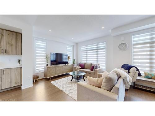 469 Provident Way, Mount Hope, ON - Indoor Photo Showing Living Room