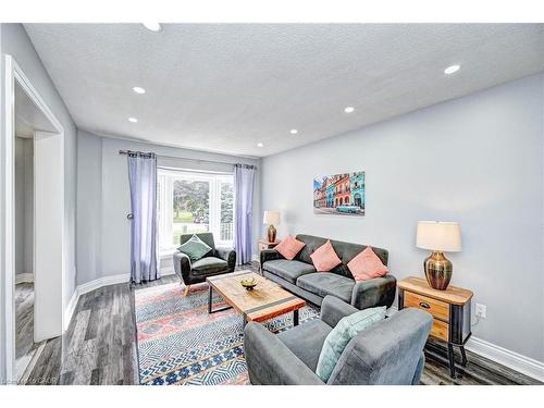 549 Burnett Avenue, Cambridge, ON - Indoor Photo Showing Living Room