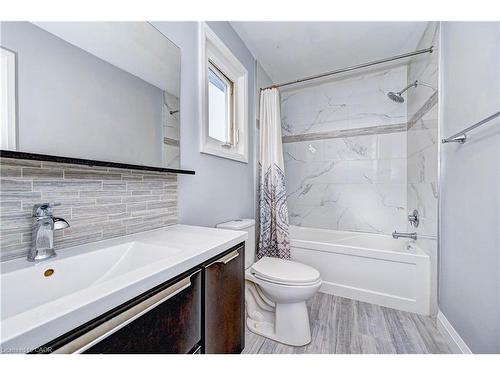 549 Burnett Avenue, Cambridge, ON - Indoor Photo Showing Bathroom