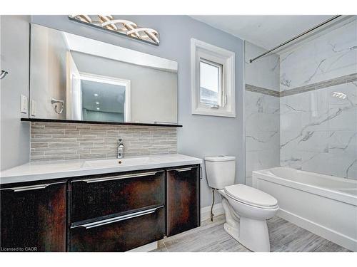 549 Burnett Avenue, Cambridge, ON - Indoor Photo Showing Bathroom