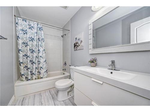 549 Burnett Avenue, Cambridge, ON - Indoor Photo Showing Bathroom