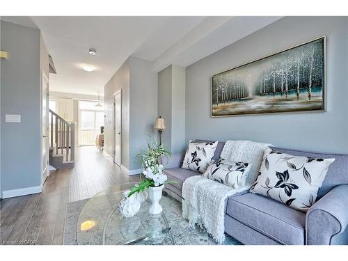 90-1169 Garner Road E, Ancaster, ON - Indoor Photo Showing Living Room
