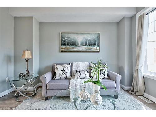 90-1169 Garner Road E, Ancaster, ON - Indoor Photo Showing Living Room
