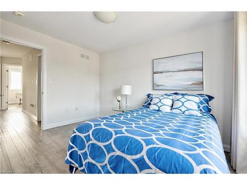 90-1169 Garner Road E, Ancaster, ON - Indoor Photo Showing Bedroom