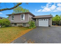 111 Britten Close  Hamilton, ON L9C 4K1