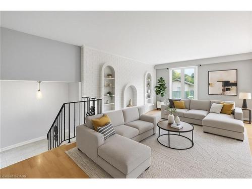 111 Britten Close, Hamilton, ON - Indoor Photo Showing Living Room