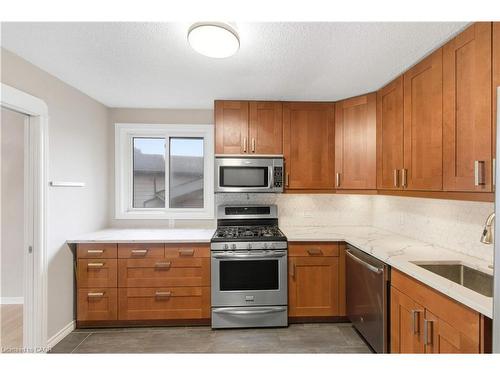 111 Britten Close, Hamilton, ON - Indoor Photo Showing Kitchen