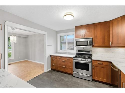 111 Britten Close, Hamilton, ON - Indoor Photo Showing Kitchen