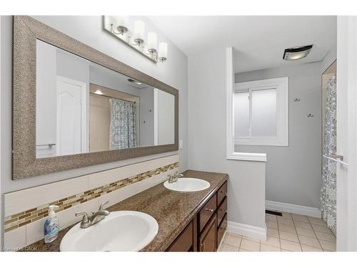 111 Britten Close, Hamilton, ON - Indoor Photo Showing Bathroom