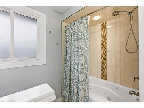 111 Britten Close, Hamilton, ON - Indoor Photo Showing Bathroom