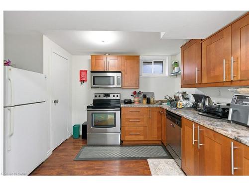111 Britten Close, Hamilton, ON - Indoor Photo Showing Kitchen