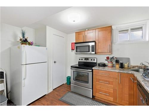 111 Britten Close, Hamilton, ON - Indoor Photo Showing Kitchen