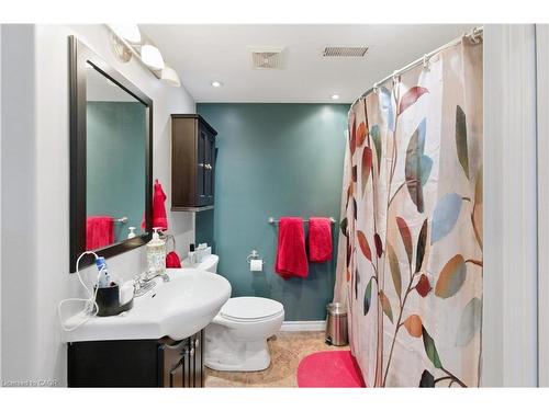 111 Britten Close, Hamilton, ON - Indoor Photo Showing Bathroom