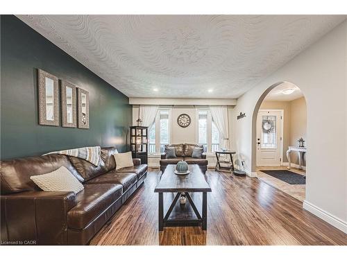 477 Queen Victoria Drive, Hamilton, ON - Indoor Photo Showing Living Room