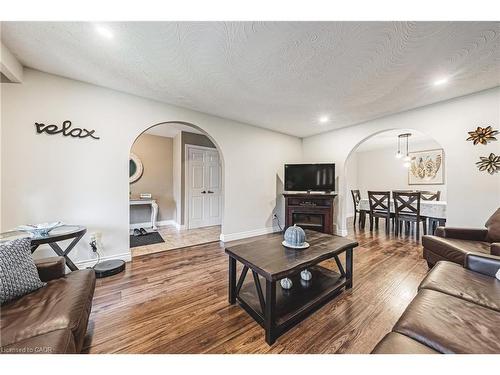 477 Queen Victoria Drive, Hamilton, ON - Indoor Photo Showing Living Room