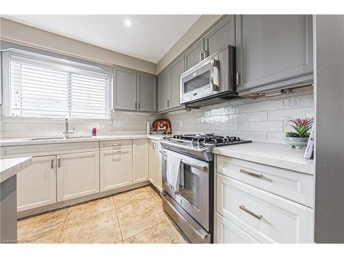 477 Queen Victoria Drive, Hamilton, ON - Indoor Photo Showing Kitchen With Double Sink With Upgraded Kitchen