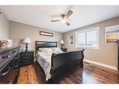 477 Queen Victoria Drive, Hamilton, ON - Indoor Photo Showing Bedroom