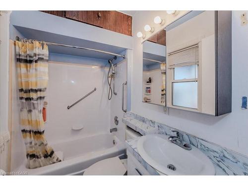 478 Greenfield Avenue, Kitchener, ON - Indoor Photo Showing Bathroom