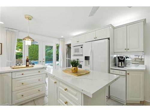 1104 Crofton Way, Burlington, ON - Indoor Photo Showing Kitchen