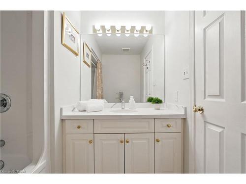 1104 Crofton Way, Burlington, ON - Indoor Photo Showing Bathroom
