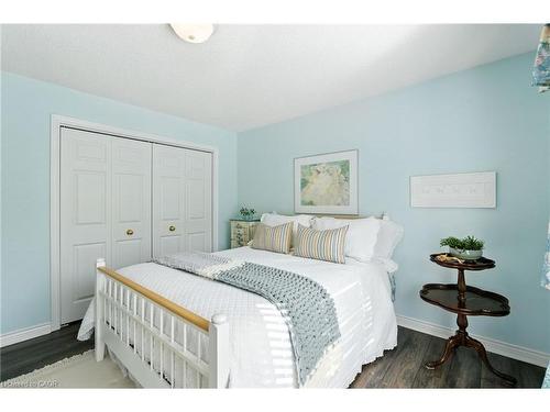 1104 Crofton Way, Burlington, ON - Indoor Photo Showing Bedroom