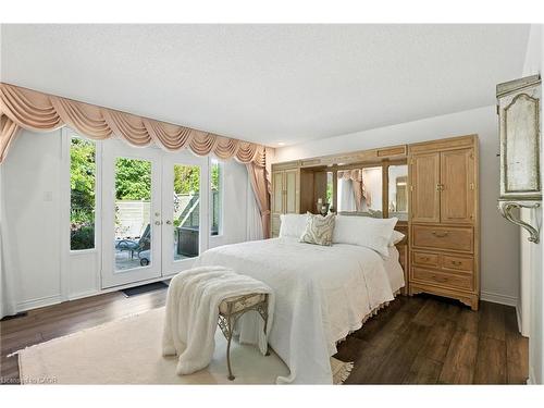 1104 Crofton Way, Burlington, ON - Indoor Photo Showing Bedroom