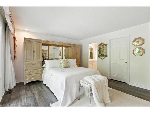 1104 Crofton Way, Burlington, ON - Indoor Photo Showing Bedroom