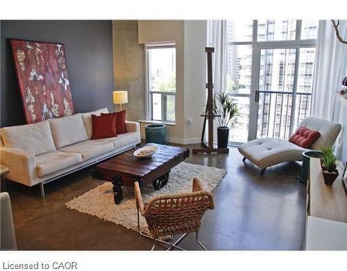 712-66 Bay Street S, Hamilton, ON - Indoor Photo Showing Living Room