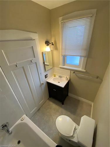 70 Belview Avenue, Hamilton, ON - Indoor Photo Showing Bathroom