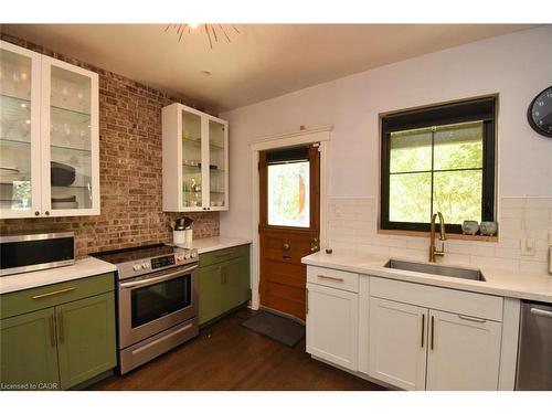 150 Victoria Avenue N, Hamilton, ON - Indoor Photo Showing Kitchen