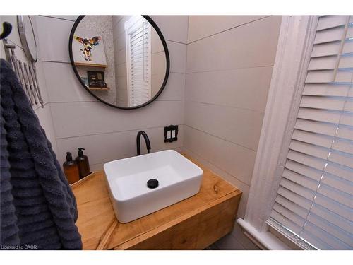 150 Victoria Avenue N, Hamilton, ON - Indoor Photo Showing Bathroom