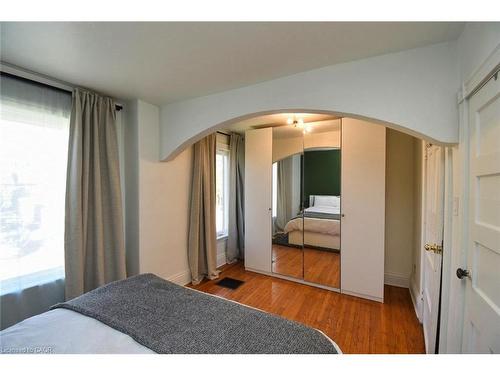 150 Victoria Avenue N, Hamilton, ON - Indoor Photo Showing Bedroom