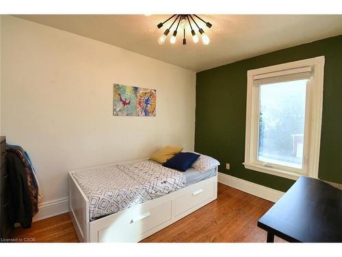 150 Victoria Avenue N, Hamilton, ON - Indoor Photo Showing Bedroom