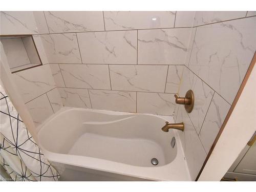 150 Victoria Avenue N, Hamilton, ON - Indoor Photo Showing Bathroom