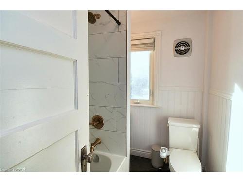 150 Victoria Avenue N, Hamilton, ON - Indoor Photo Showing Bathroom