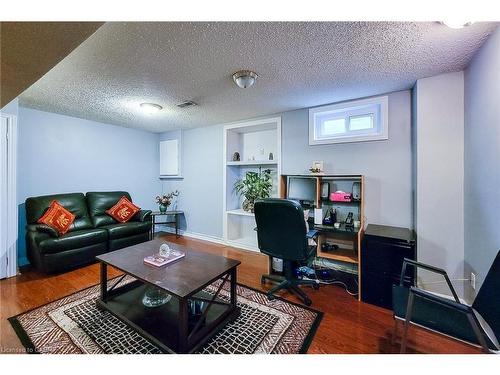 535 Upper Horning Road, Hamilton, ON - Indoor Photo Showing Living Room