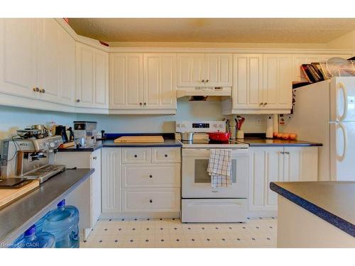 509-225 Harvard Place, Waterloo, ON - Indoor Photo Showing Kitchen